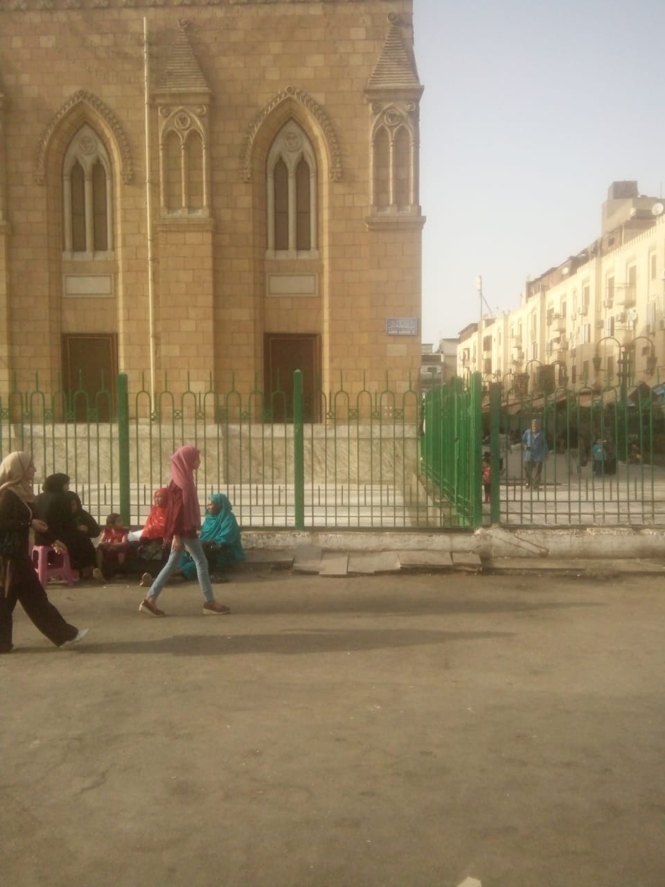 أحد الشوارع المحيطة بالحسين (2)