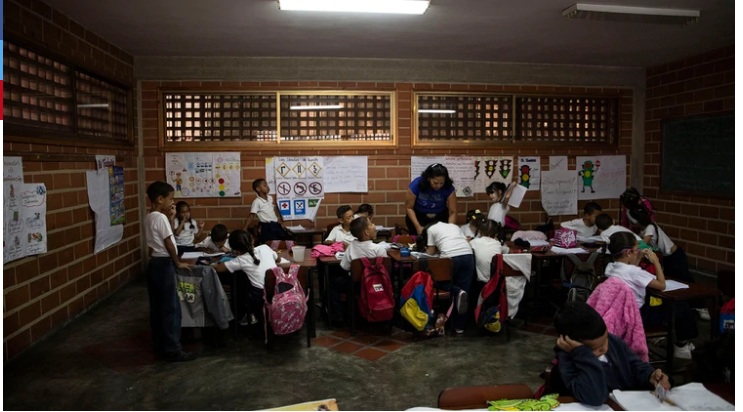 احد الامهات تدرس فى المدارس الفنزويلية بعد هروب المعلمين 