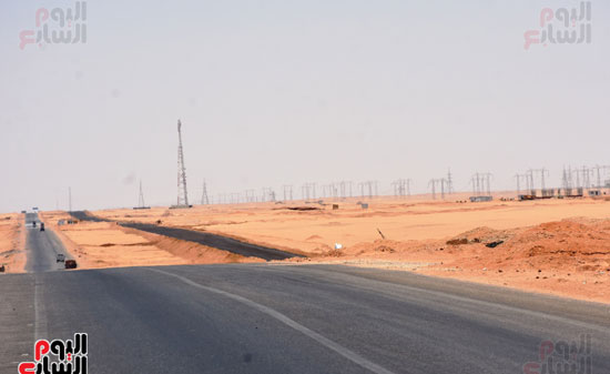 سكرتير عام محافظة أسوان يتفقد مشروع إزدواج الطريق الصحراوى (1)