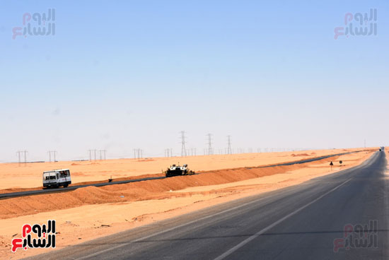 سكرتير عام محافظة أسوان يتفقد مشروع إزدواج الطريق الصحراوى (11)