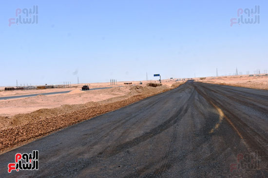 سكرتير عام محافظة أسوان يتفقد مشروع إزدواج الطريق الصحراوى (6)