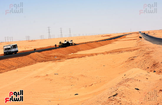 سكرتير عام محافظة أسوان يتفقد مشروع إزدواج الطريق الصحراوى (10)