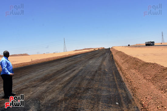 سكرتير عام محافظة أسوان يتفقد مشروع إزدواج الطريق الصحراوى (2)