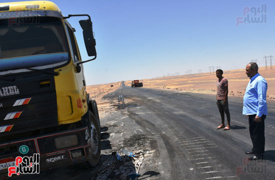 سكرتير عام محافظة أسوان يتفقد مشروع إزدواج الطريق الصحراوى (5)