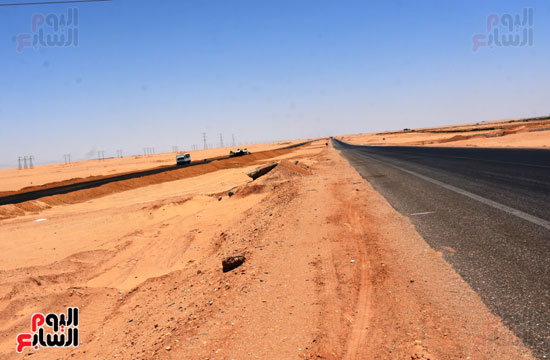 سكرتير عام محافظة أسوان يتفقد مشروع إزدواج الطريق الصحراوى (9)