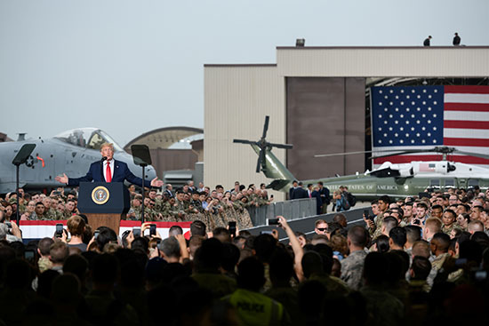 جانب من زيارة ترامب للقاعدة العسكرية