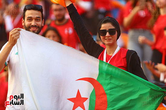 جماهير الجزائر تدعم مصر (1)
