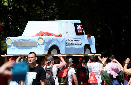 متظاهرون يحملون مجسم سيارة فى ألمانيا
