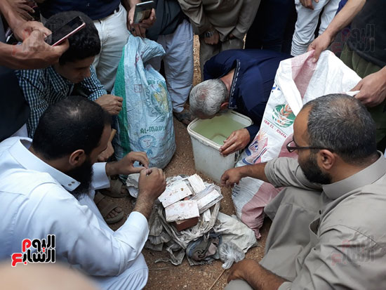 حملة-لتطهير-مقابر-قرية-قرنفيل-بالقناطر-من-اعمال-السحر-(5)