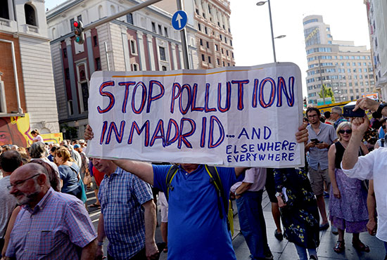 احتجاج فى مدريد ضد سيارات البنزبن