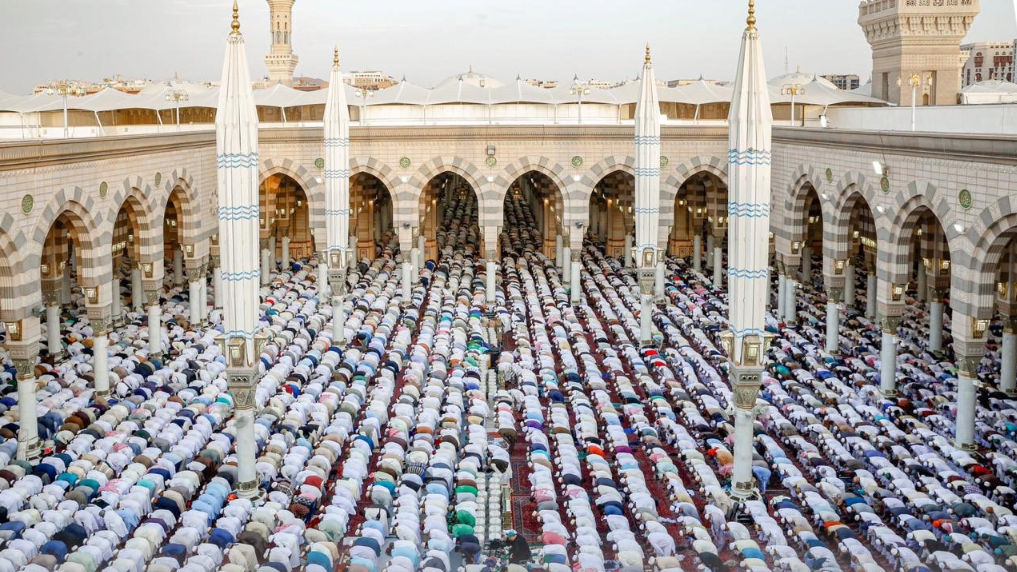 المسجد النبوى عامرا بالمصلين