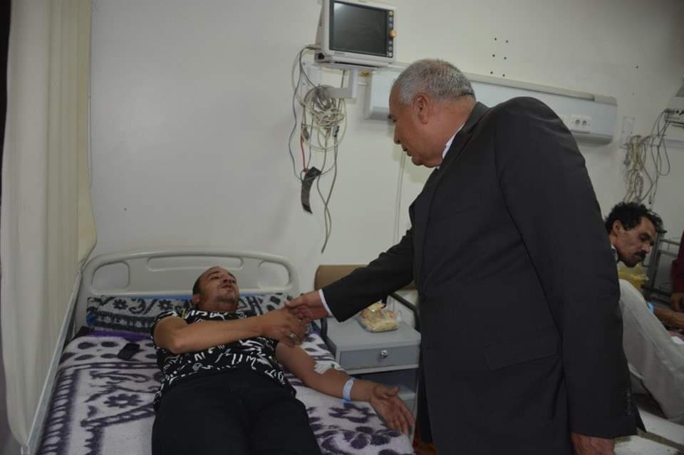محافظ الوادي الجديد يزور مستشفي الخارجة العام ويوزع هدايا العيد على المرضي  (4)