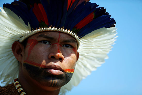 برازيلى يرتدى أزياء السكان الأصليين