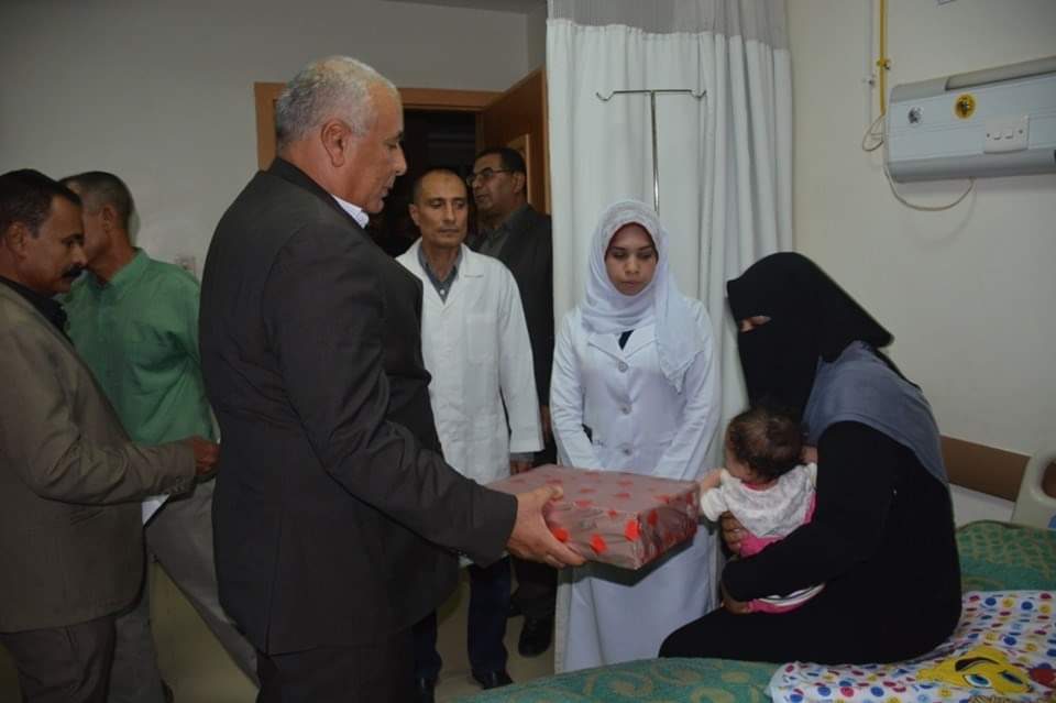 محافظ الوادي الجديد يزور مستشفي الخارجة العام ويوزع هدايا العيد على المرضي  (2)