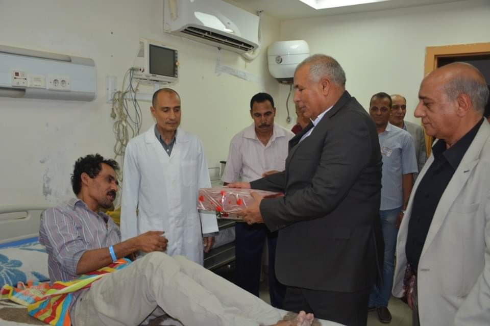 محافظ الوادي الجديد يزور مستشفي الخارجة العام ويوزع هدايا العيد على المرضي  (3)