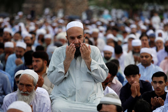 مسلمو باكستان يؤدّون صلاة عيد الفطر