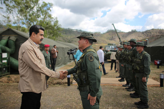 مادورو يصافح العسكريين
