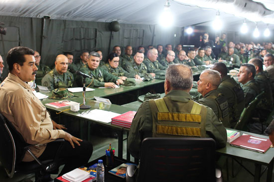 مادورو يجتمع بقادة الجيش