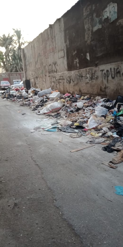 القمامة بأحد شوارع منطقة دير الملاك