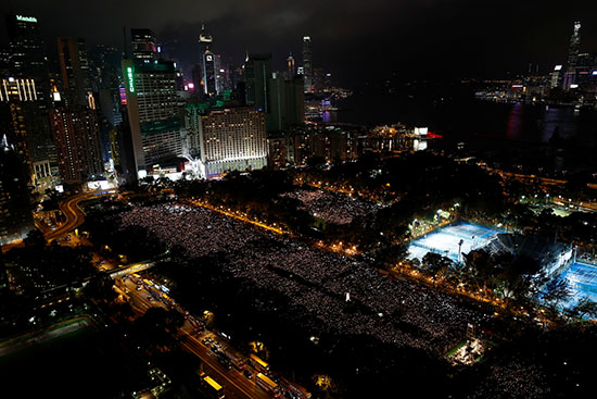 ألاف الصينيين يشاركون فى الحدث