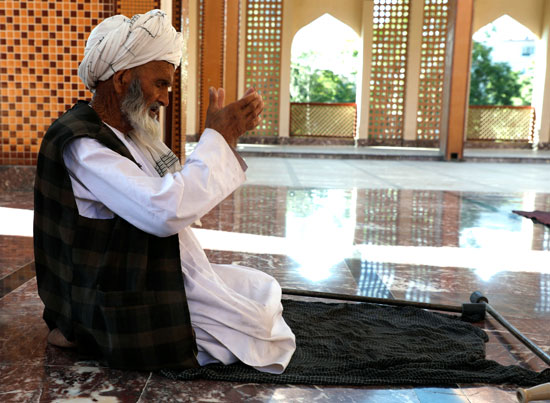 رجل-يصلى-بعيد-الفطر-فى-أفغانستان