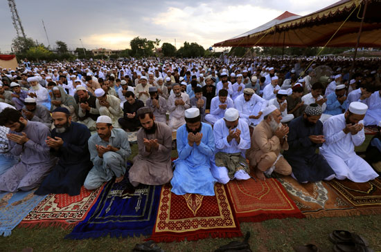 مسلمو باكستان يؤدّون صلاة عيد الفطر المبارك