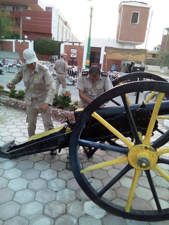 مديرية أمن الوادي الجديد تشارك فرحة العيد بطلقات المدفع الأثري (2)