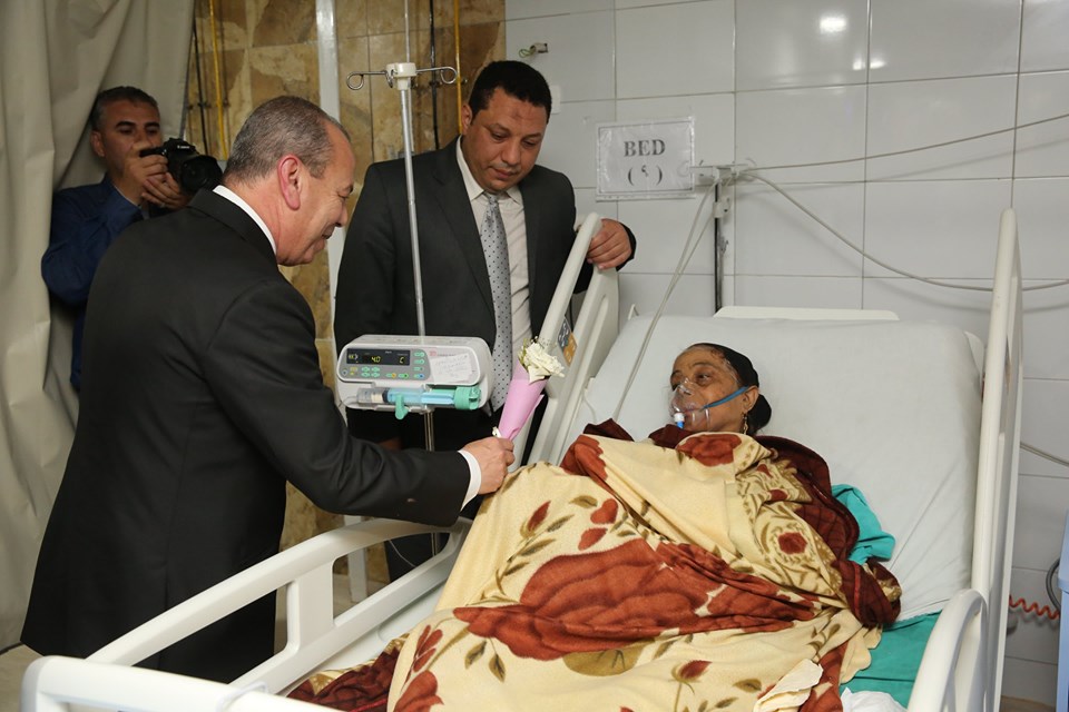 محافظ كفر الشيخ يهدي الورود للمرضى ويصافح الاطفال  (5)