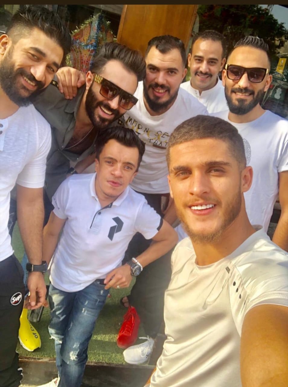 أحمد الشيخ لاعب الأهلى مع أصدقاؤه
