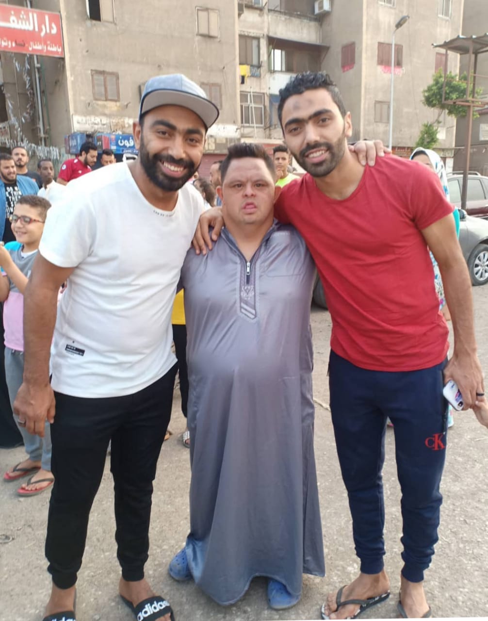 حسين الشحات و شقيقه فى صلاة العيد مع المشجع الأهلاوى أمح
