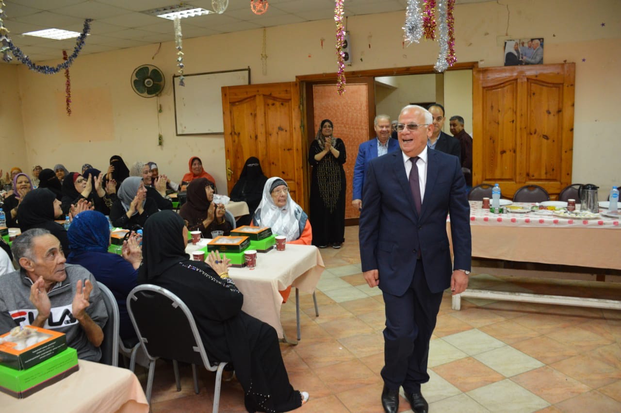 محافظ بورسعيد يهنئى المسنين بعيد الفطر (2)