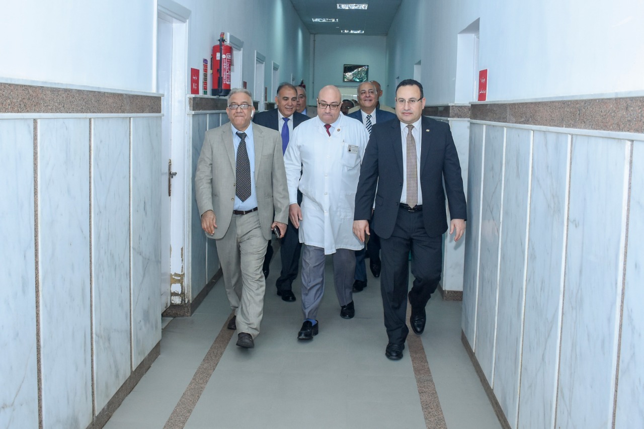 محافظ الإسكندرية يزور مستشفيات الأنفوشي للأطفال وطلبة سبورتنج  ويقدم التهنئة للمرضى (4)