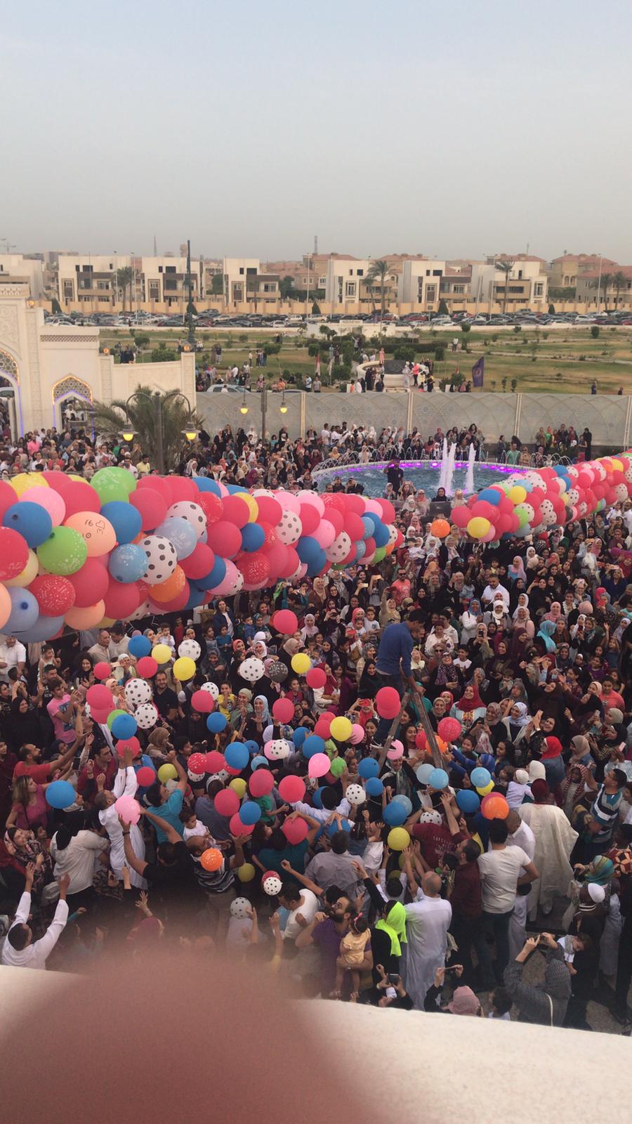 الاحتفال بالعيد أمام مسجد الشرطة بمدينة نصر