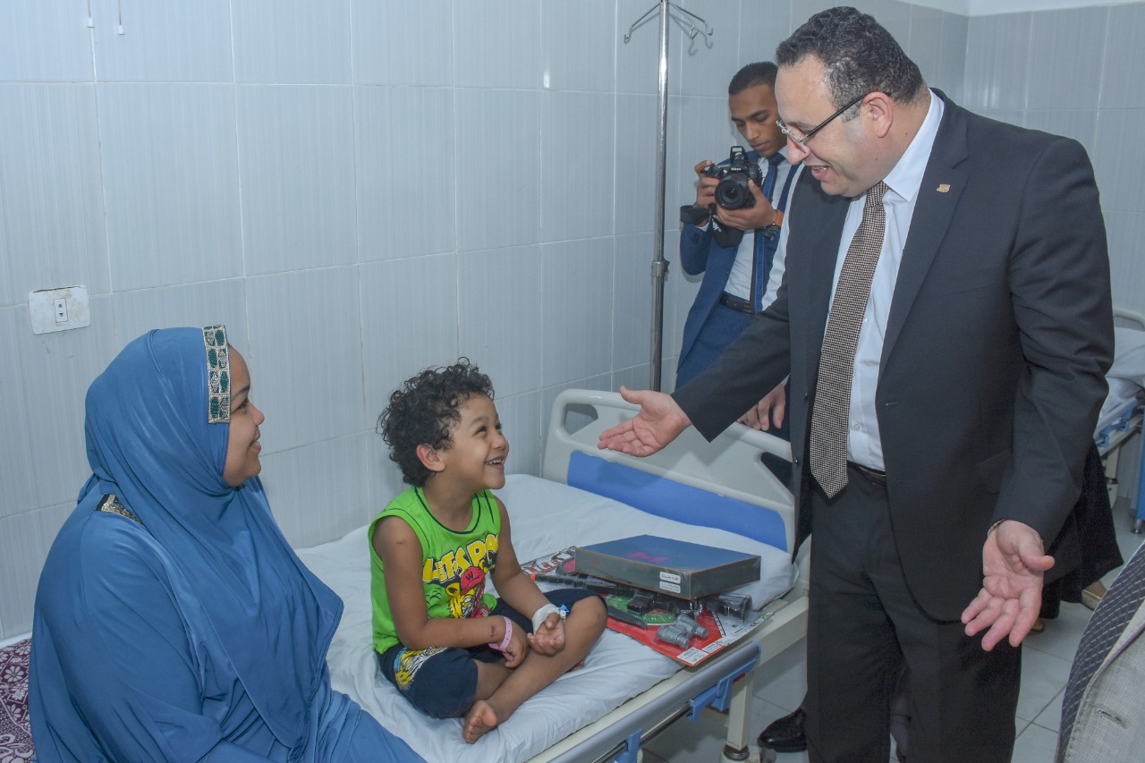 محافظ الإسكندرية يزور مستشفيات الأنفوشي للأطفال وطلبة سبورتنج  ويقدم التهنئة للمرضى (2)