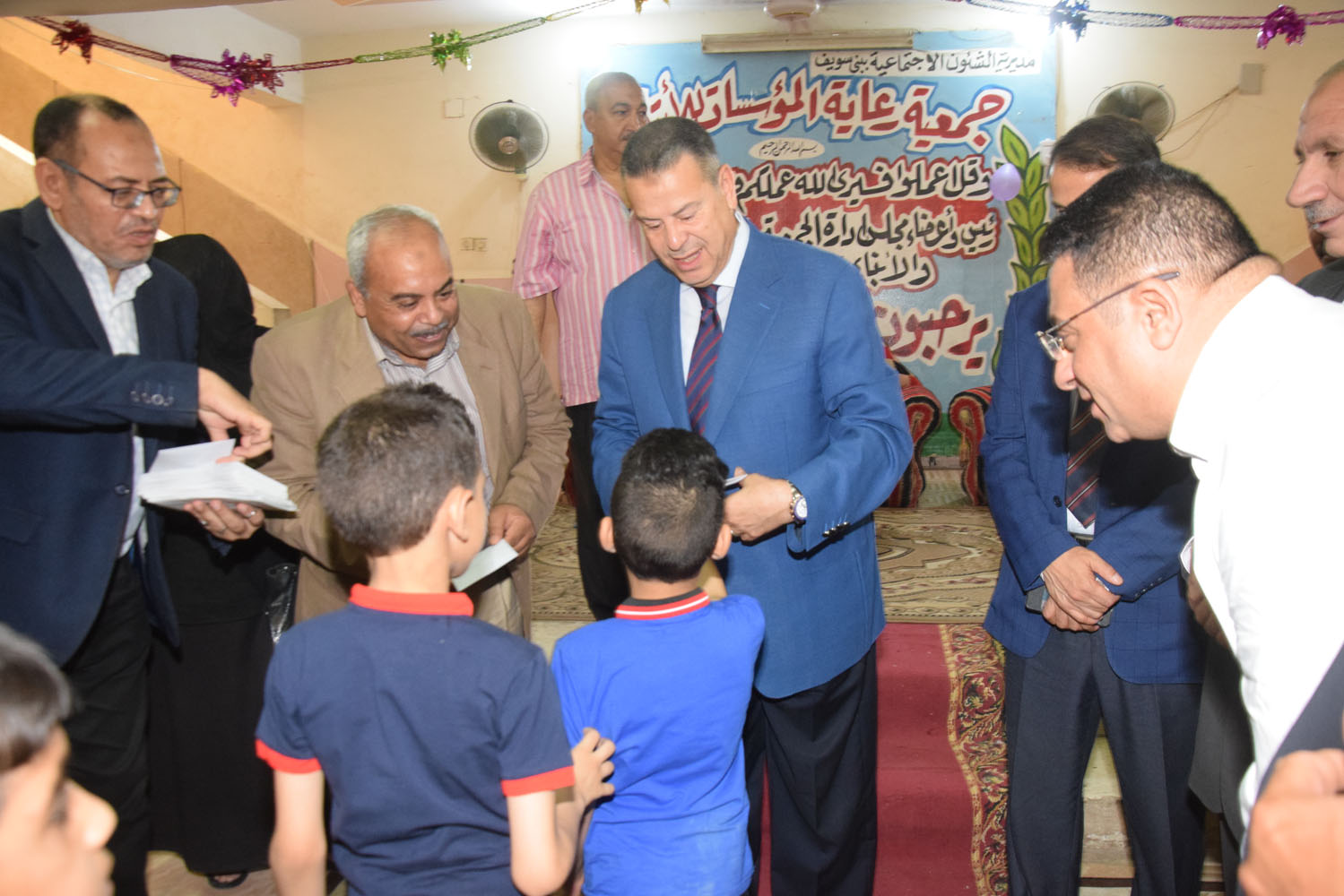 محافظ بنى سويف يوزع العيدية على الأطفال (4)