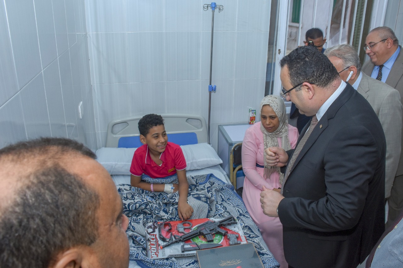 محافظ الإسكندرية يزور مستشفيات الأنفوشي للأطفال وطلبة سبورتنج  ويقدم التهنئة للمرضى (5)