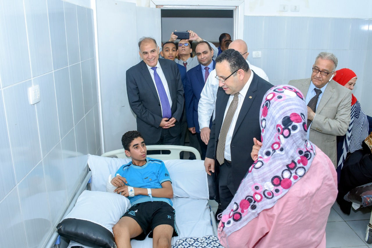 محافظ الإسكندرية يزور مستشفيات الأنفوشي للأطفال وطلبة سبورتنج  ويقدم التهنئة للمرضى (3)