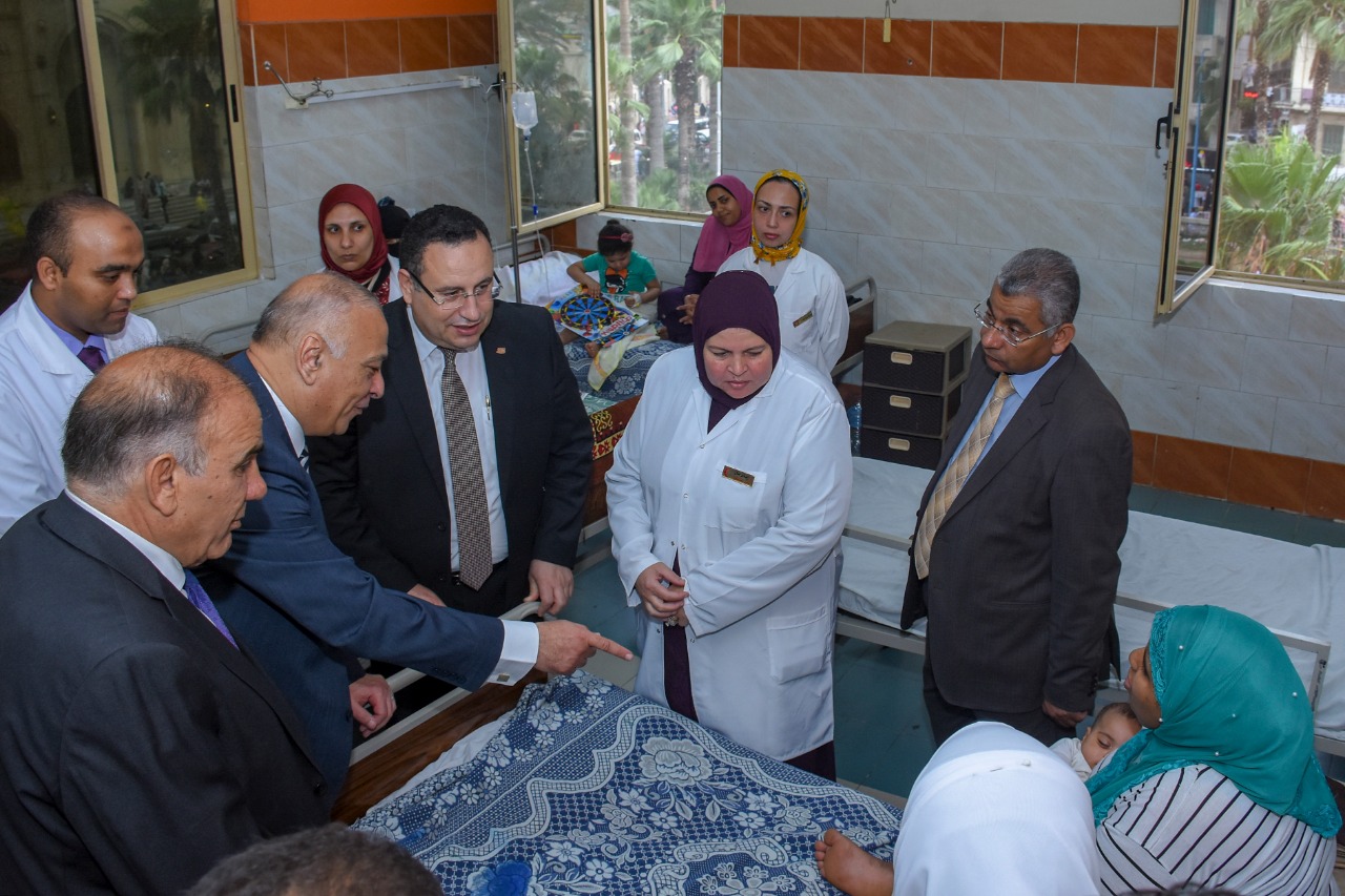 محافظ الإسكندرية يزور مستشفيات الأنفوشي للأطفال وطلبة سبورتنج  ويقدم التهنئة للمرضى (6)
