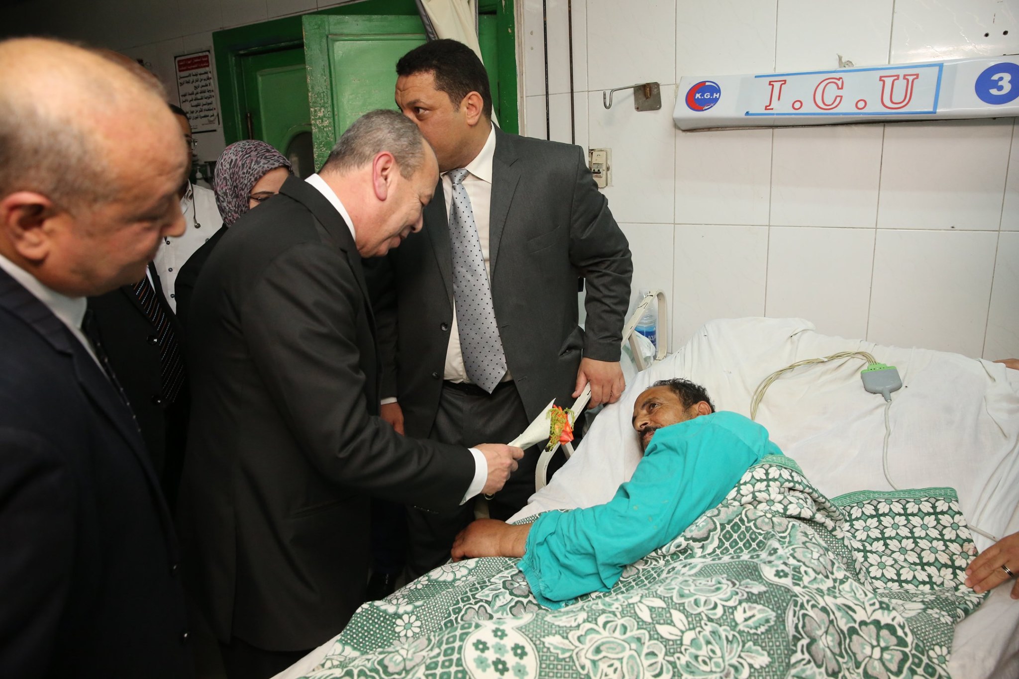 محافظ كفر الشيخ يهدي الورود للمرضى ويصافح الاطفال  (7)