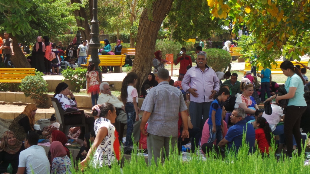 المواطنون داخل حديقة فريال