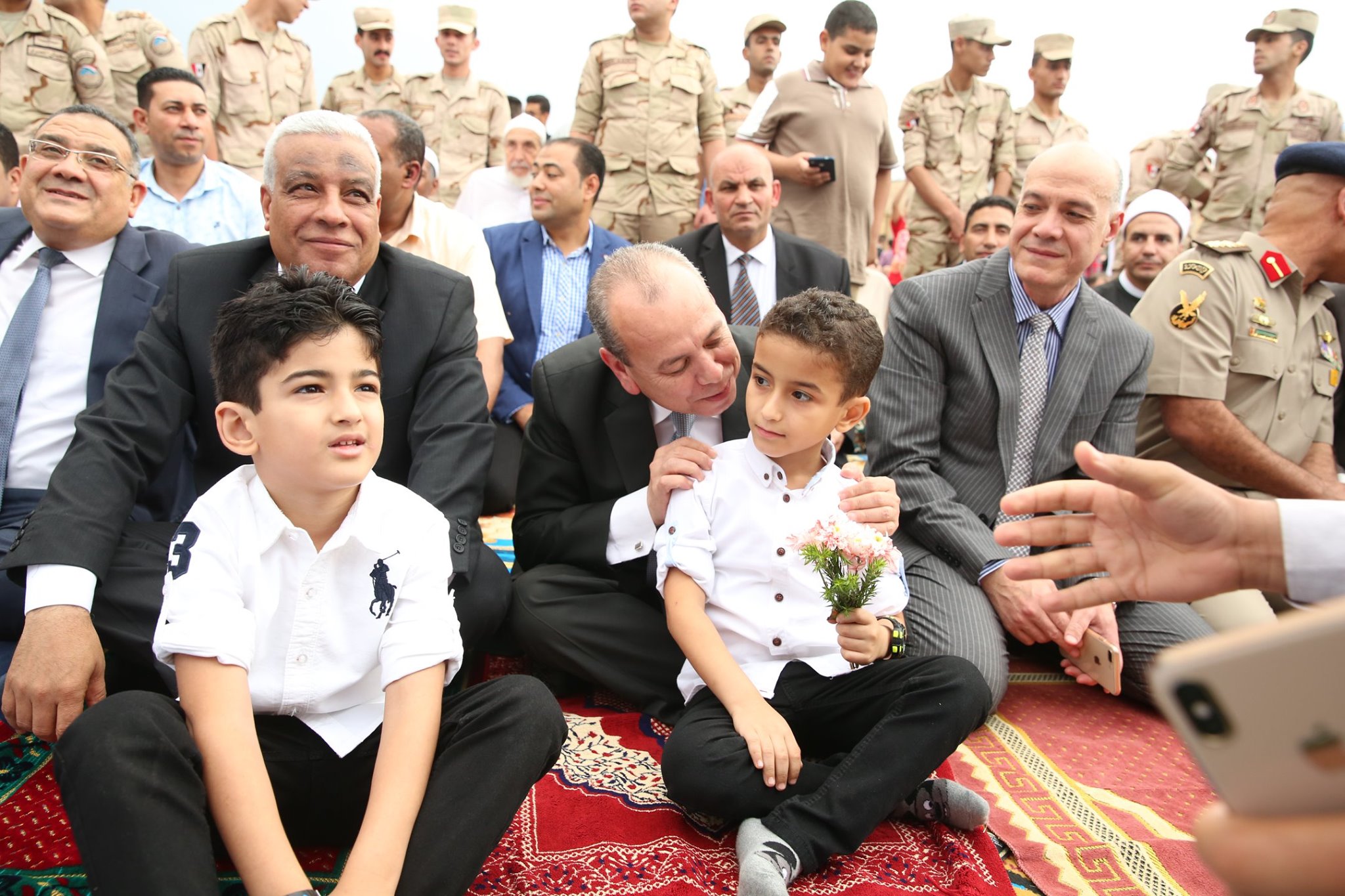 محافظ كفر الشيخ يهدي الورود للمرضى ويصافح الاطفال  (12)