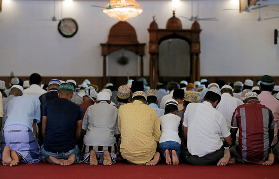 المسلمون يؤدون صلاة عيد الفطر فى سريلانكا  (1)