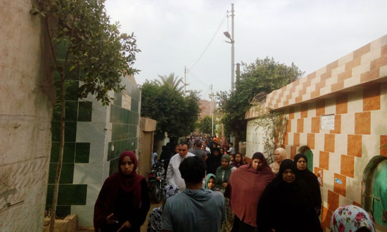 توافد الآلاف من مواطني الغربيه لزيارة المقابر في اليوم الأول لعيد الفطر  (1)