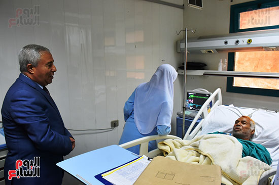محافظ أسوان يتفقد عدد من المستشفيات (5)