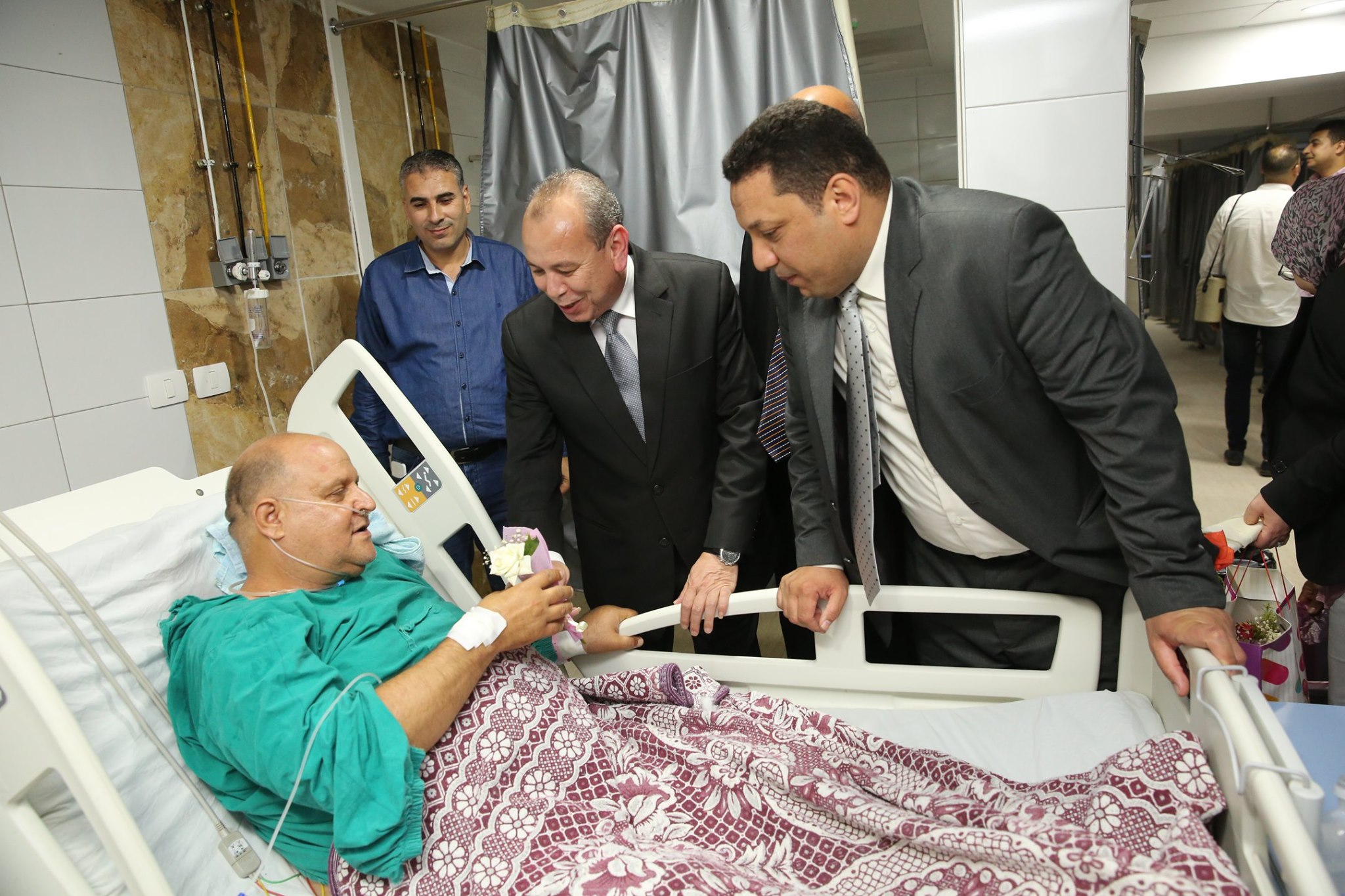 محافظ كفر الشيخ يهدي الورود للمرضى ويصافح الاطفال  (10)