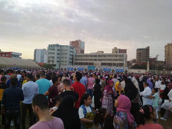 الآلاف من الأهالى يؤدون صلاة العيد  (3)