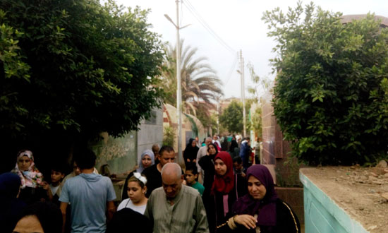 توافد الآلاف من مواطني الغربيه لزيارة المقابر في اليوم الأول لعيد الفطر  (4)