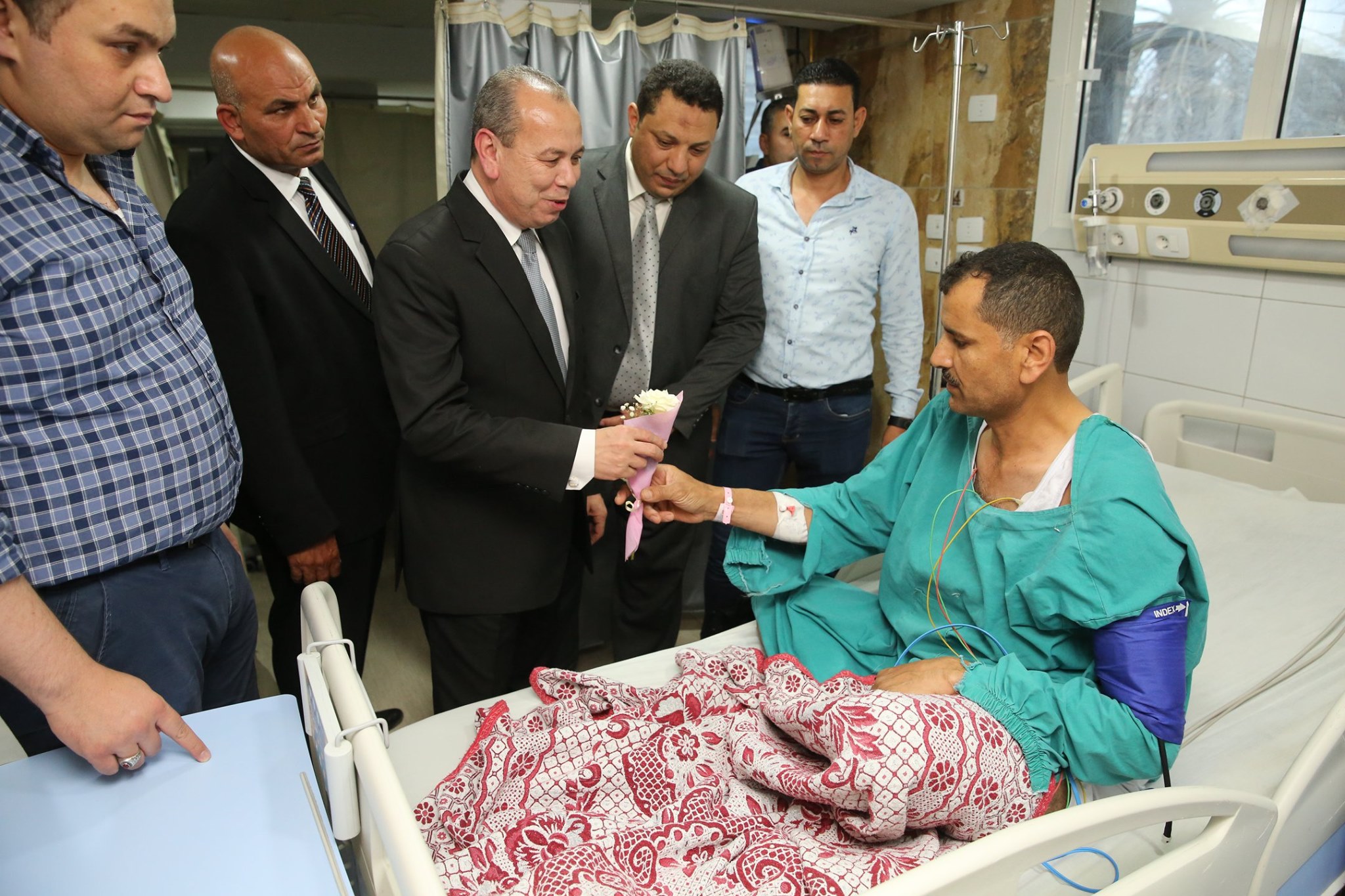 محافظ كفر الشيخ يهدي الورود للمرضى ويصافح الاطفال  (1)