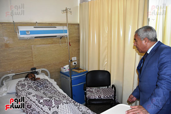 محافظ أسوان يتفقد عدد من المستشفيات (3)