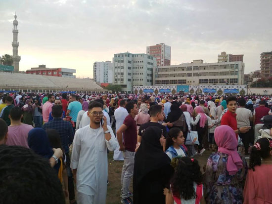 الآلاف من الأهالى يؤدون صلاة العيد  (1)
